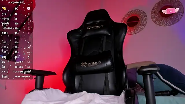 laura-hills18 online show from December 22, 12:30 pm