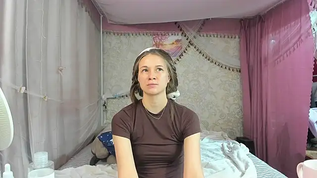 leila bambi  online show from April 18, 1:57 pm