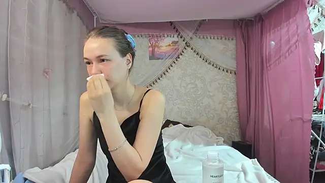 leila bambi  online show from April 7, 10:45 pm