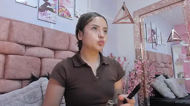 Snapshot of katecooper chatting on October 6, 11:27 am katecooper online show from October 6, 11:27 am