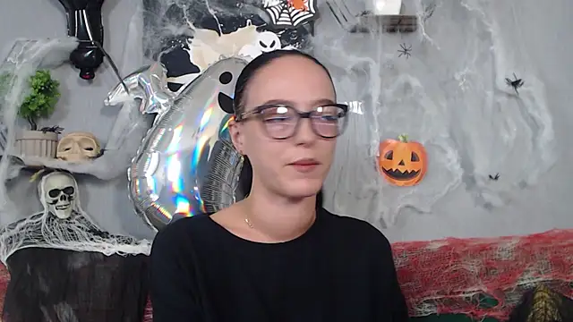 Snapshot of IzabelllNoir chatting on October 18, 10:18 am IzabelllNoir online show from October 18, 10:18 am