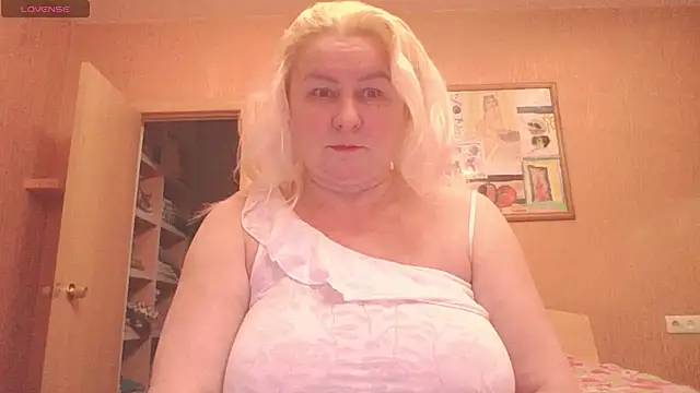 mira robinsonnn online show from March 4, 4:46 pm