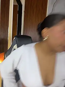 LinnaGardenia online show from February 25, 1:42 pm