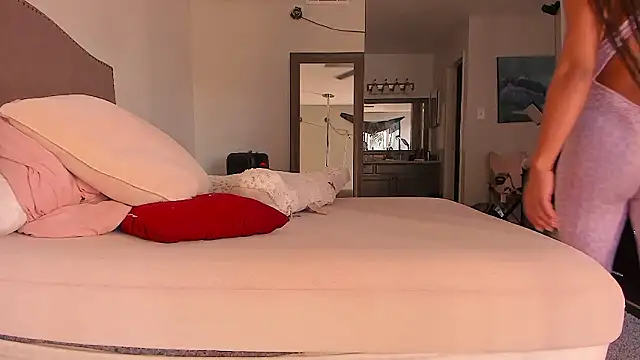 yiauana online show from February 16, 11:15 pm