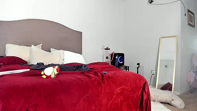 yiauana online show from September 11, 4:40 pm