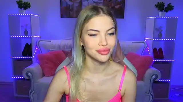 EmmyMills online show from October 12, 9:17 pm