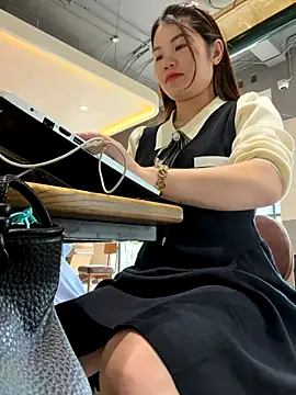 Emily 9xx online show from November 30, 5:33 am