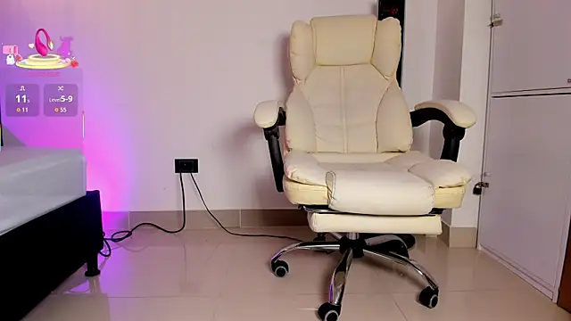 AllisonRoberts  online show from October 6, 7:40 pm