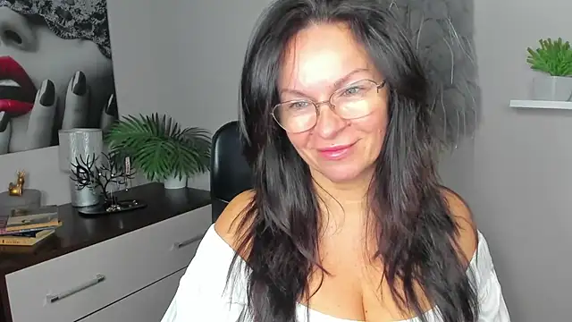 Snapshot of HelenLuxx chatting on December 2, 7:10 am HelenLuxx online show from December 2, 7:10 am