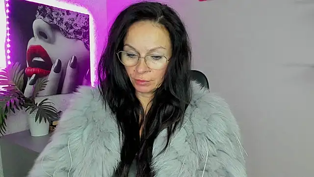 Snapshot of HelenLuxx chatting on October 2, 6:07 am HelenLuxx online show from October 2, 6:07 am