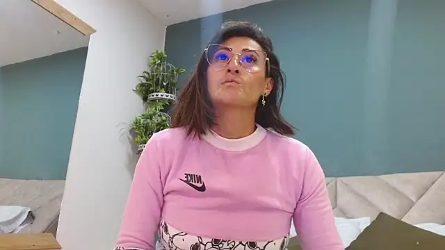 Snapshot of SharisWillian chatting on October 22, 3:44 am SharisWillian online show from October 22, 3:44 am