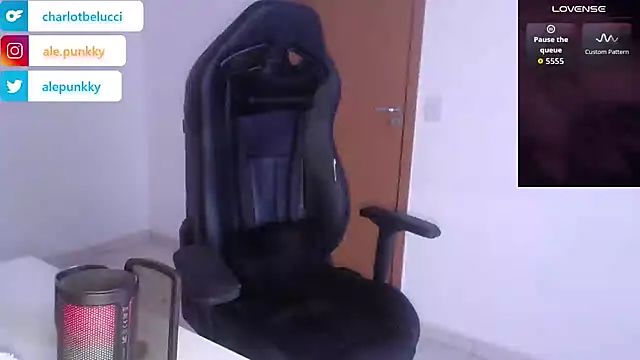 Snapshot of charlotbelucci_ chatting on October 5, 9:47 am charlotbelucci online show from October 5, 9:47 am