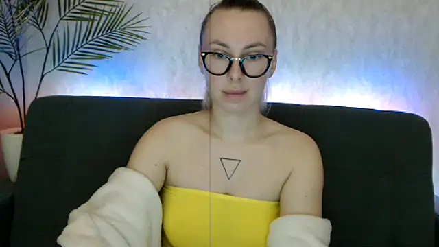 Snapshot of _Leslyy_Solo_1 chatting on October 4, 6:45 pm  Leslyy Solo 1 online show from October 4, 6:45 pm