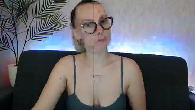 Snapshot of _Leslyy_Solo_1 chatting on October 2, 4:56 pm  Leslyy Solo 1 online show from October 2, 4:56 pm