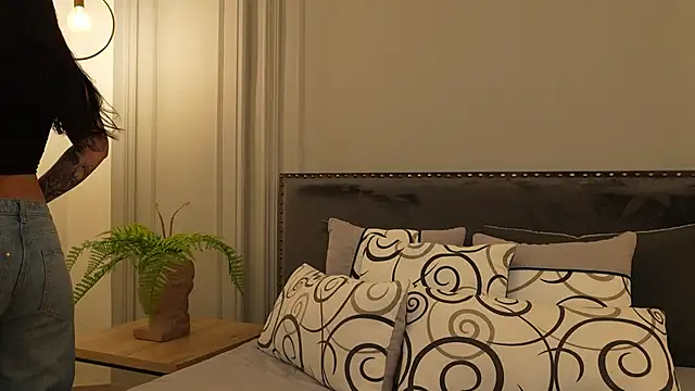 IrisBaker online show from November 16, 6:52 pm