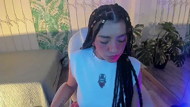 cute hollywood online show from December 18, 8:13 pm