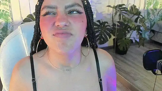 cute hollywood online show from December 15, 10:15 pm