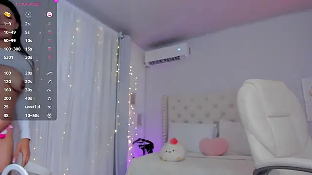 Snapshot of Alice_cutess chatting on October 16, 12:35 am Alice cutess online show from October 16, 12:35 am