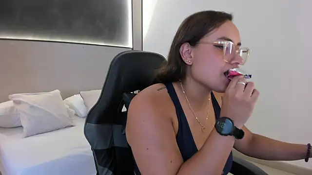 zoe danae  online show from January 9, 7:07 pm