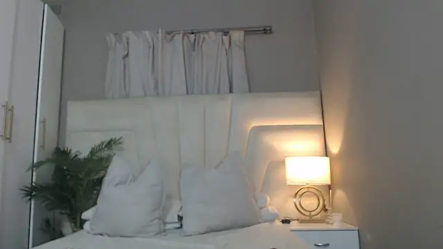 naughtyblackdolie online show from October 25, 10:27 pm