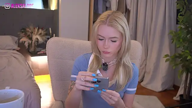 LexieLoree online show from April 17, 2:35 am