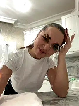 CamillaLarson online show from December 5, 8:43 pm