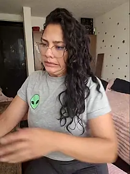 Thaliacooper  online show from February 10, 5:05 pm