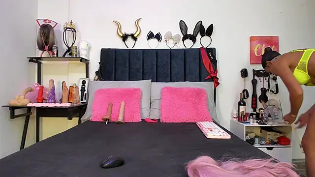 emmily giraldo online show from October 31, 12:53 pm