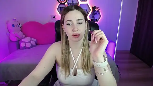 SabrinViolet online show from April 7, 8:16 am