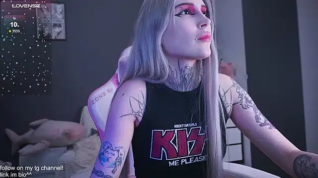 fraulein mooon online show from December 17, 5:50 pm