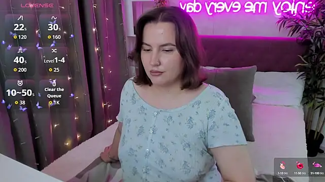 Snapshot of FeralPeach chatting on September 11, 7:09 am FeralPeach online show from September 11, 7:09 am