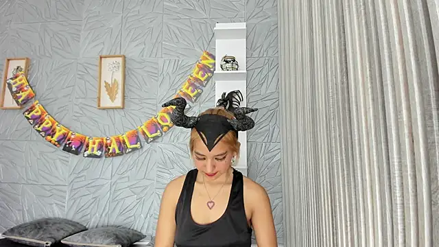 agatadelphine online show from October 29, 1:37 pm