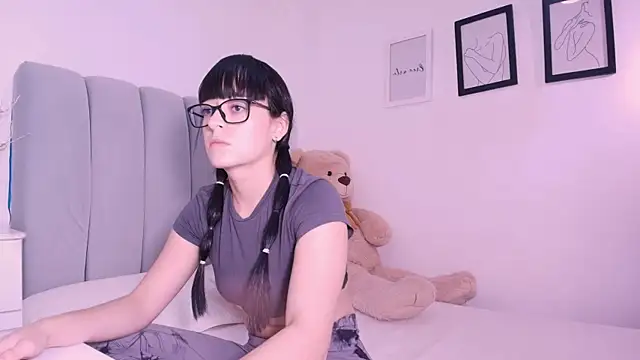 DannaHyde online show from August 3, 6:35 pm