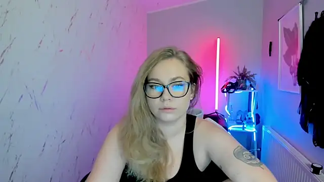 holly xglam online show from November 10, 7:31 pm