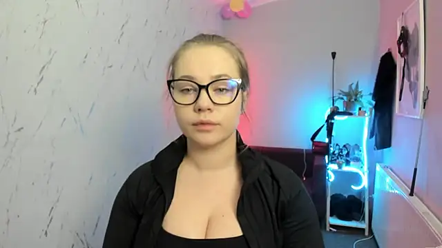 holly xglam online show from February 16, 7:47 pm