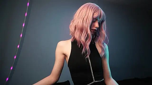 ginger hugs online show from February 25, 10:30 pm