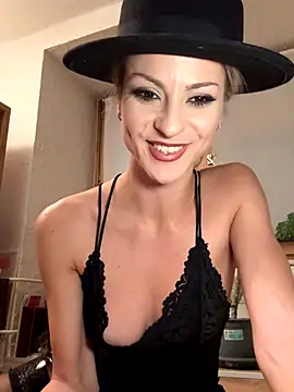 missdaisydiamond777 online show from October 13, 6:32 pm
