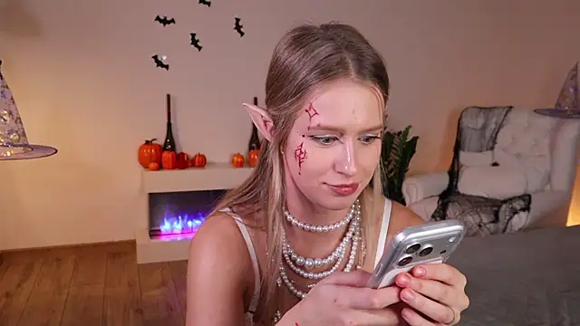 ella twinkl online show from October 25, 8:05 pm