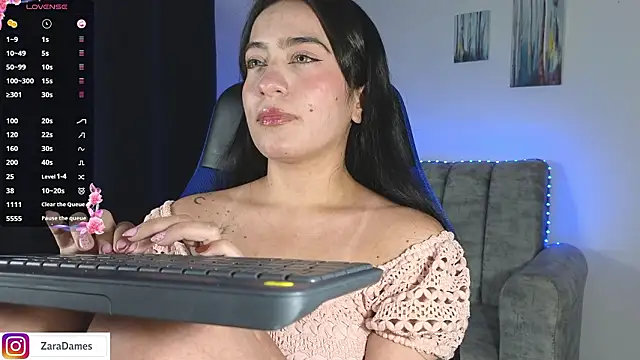 ZaraDames  online show from February 4, 7:00 am