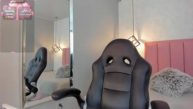 SUNNYCYRUS online show from October 7, 1:48 pm