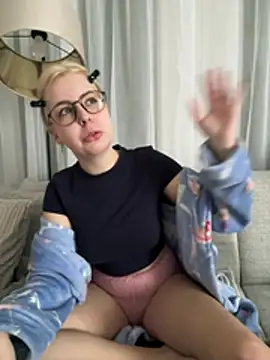 Livewithlucy online show from February 6, 9:01 am