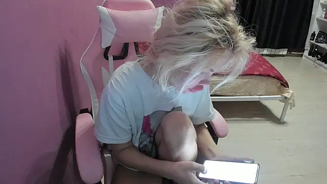 Snapshot of Lika8234 chatting on September 25, 12:43 am Lika8234 online show from September 25, 12:43 am