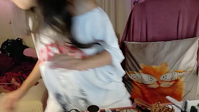 AllisonCatUwU online show from April 7, 3:25 pm