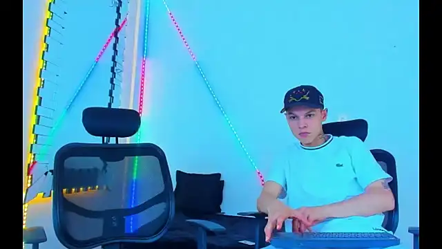 Snapshot of HOT_boy2025 chatting on September 24, 12:37 pm HOT boy2025 online show from September 24, 12:37 pm