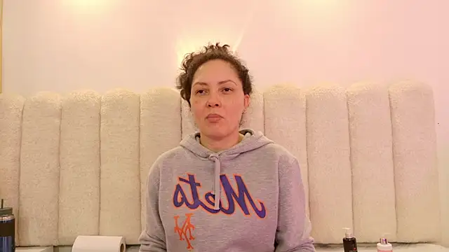 Juliabadlee online show from March 24, 11:32 pm