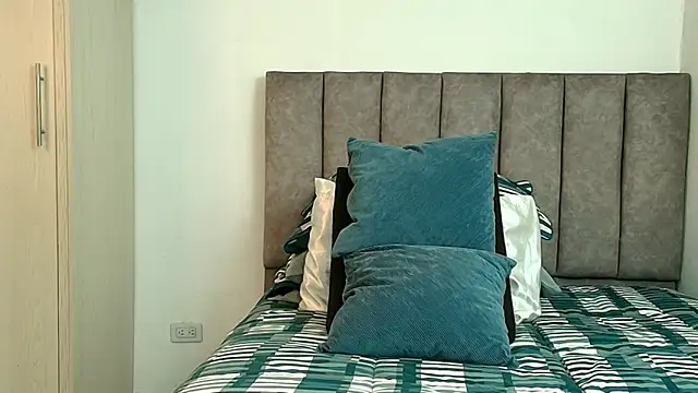 karina lewis  online show from March 17, 5:44 am