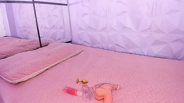  LittleLia online show from November 12, 2:04 pm