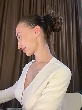 Polli Kiss online show from September 22, 6:28 pm