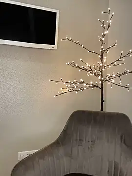 Polli Kiss online show from April 23, 6:10 pm