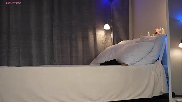 Amely Young online show from November 17, 2:34 am